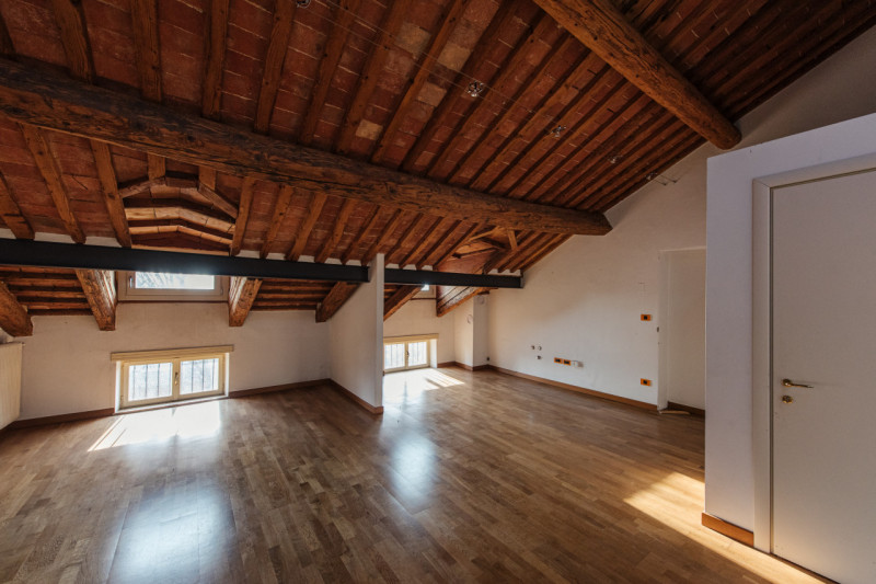 UBICAZIONE E CONTESTO

Nel prestigioso contesto storico di Casale, a pochi minuti dal centro di V...