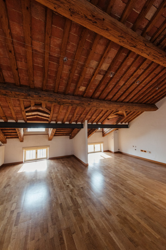 UBICAZIONE E CONTESTO

Nel prestigioso contesto storico di Casale, a pochi minuti dal centro di V...