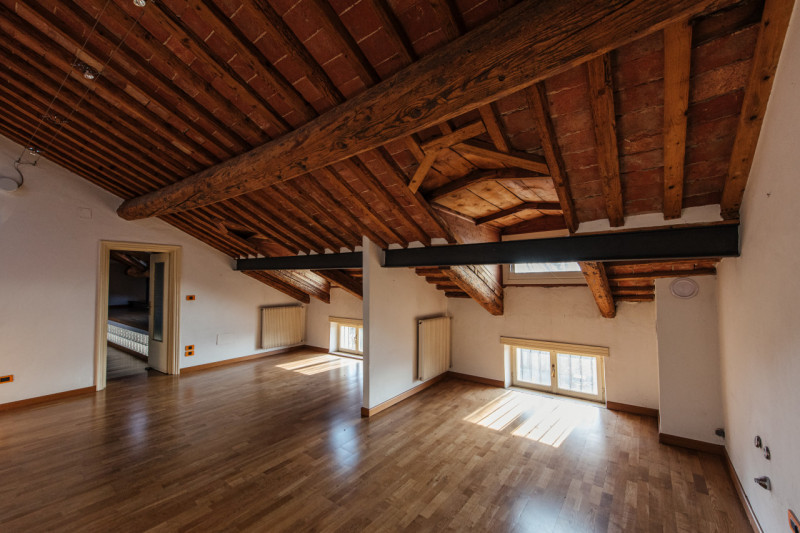 UBICAZIONE E CONTESTO

Nel prestigioso contesto storico di Casale, a pochi minuti dal centro di V...