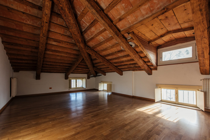 UBICAZIONE E CONTESTO

Nel prestigioso contesto storico di Casale, a pochi minuti dal centro di V...