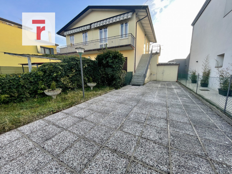 In zona Voltabarozzo nelle vicinanze dei principali servizi del quartiere.

A pochi metri dal fut...