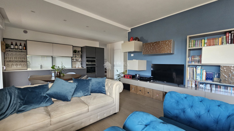 Si propone in esclusiva introvabile attico recentemente ristrutturato a meno di 1 km dalla zona p...