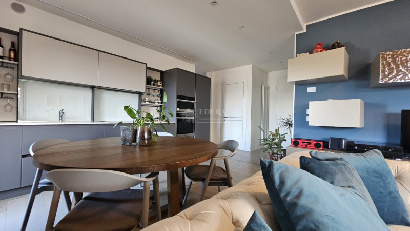 Si propone in esclusiva introvabile attico recentemente ristrutturato a meno di 1 km dalla zona p...