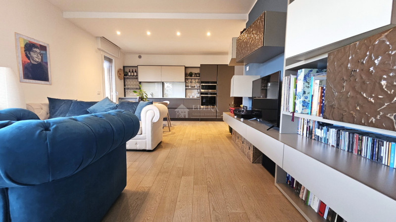 Si propone in esclusiva introvabile attico recentemente ristrutturato a meno di 1 km dalla zona p...