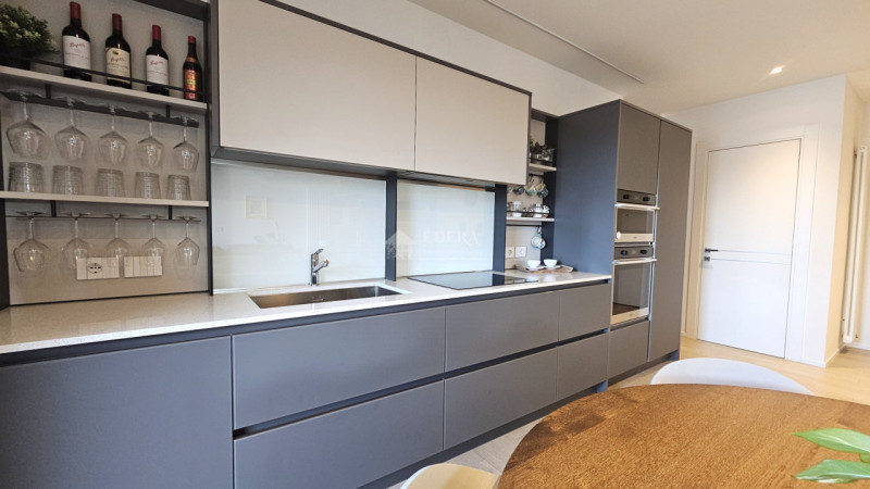 Si propone in esclusiva introvabile attico recentemente ristrutturato a meno di 1 km dalla zona p...