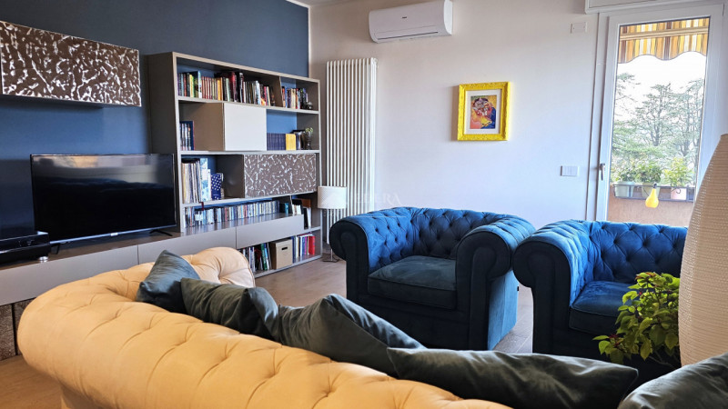 Si propone in esclusiva introvabile attico recentemente ristrutturato a meno di 1 km dalla zona p...