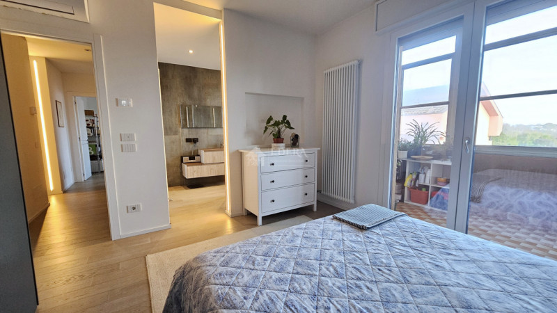 Si propone in esclusiva introvabile attico recentemente ristrutturato a meno di 1 km dalla zona p...