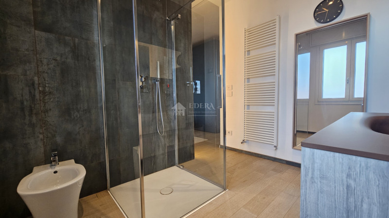 Si propone in esclusiva introvabile attico recentemente ristrutturato a meno di 1 km dalla zona p...