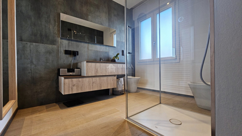 Si propone in esclusiva introvabile attico recentemente ristrutturato a meno di 1 km dalla zona p...