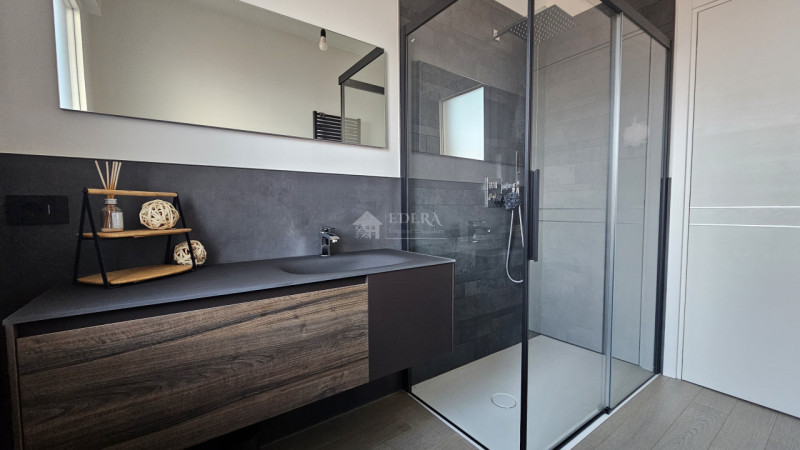 Si propone in esclusiva introvabile attico recentemente ristrutturato a meno di 1 km dalla zona p...