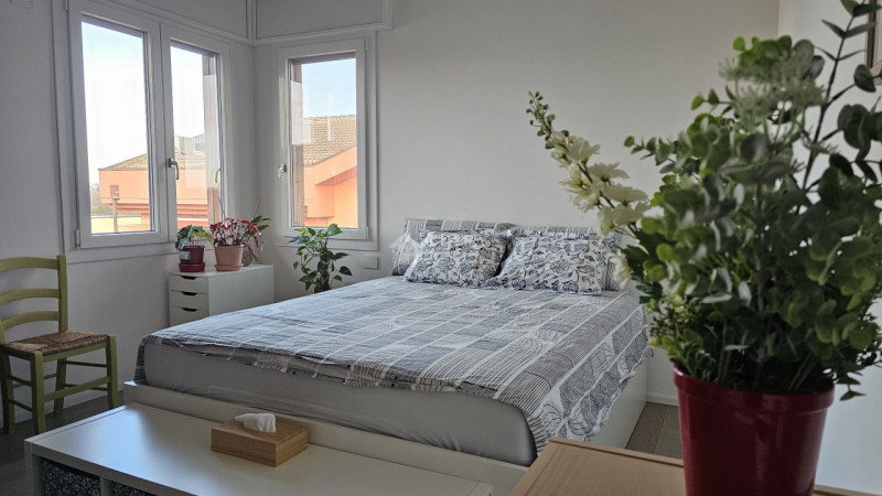 Si propone in esclusiva introvabile attico recentemente ristrutturato a meno di 1 km dalla zona p...