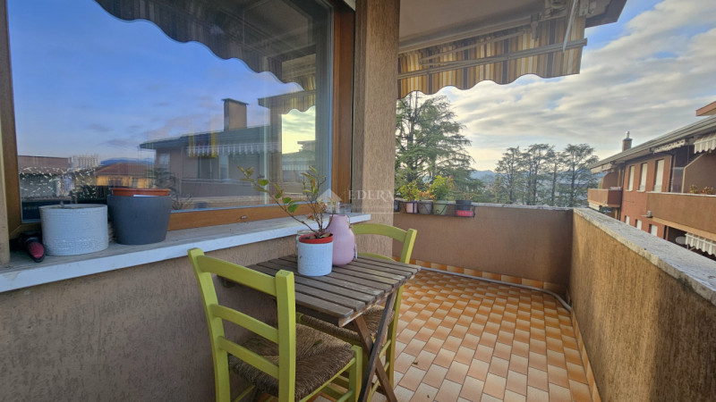 Si propone in esclusiva introvabile attico recentemente ristrutturato a meno di 1 km dalla zona p...