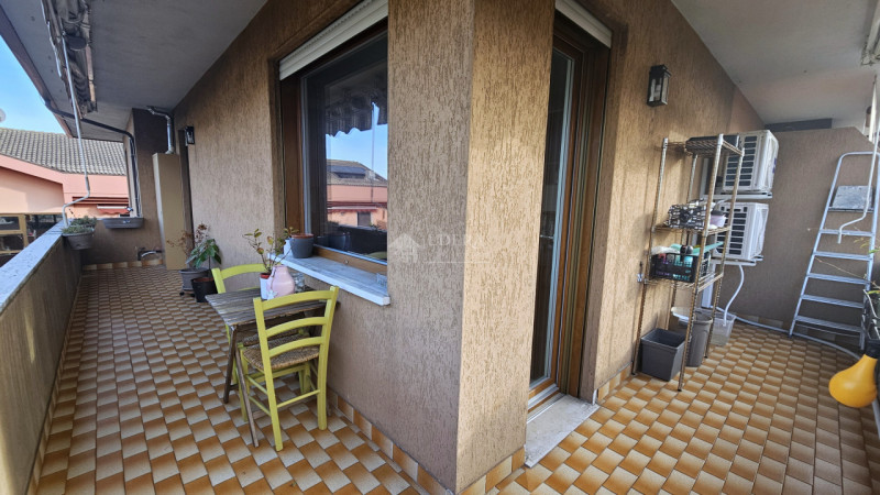 Si propone in esclusiva introvabile attico recentemente ristrutturato a meno di 1 km dalla zona p...