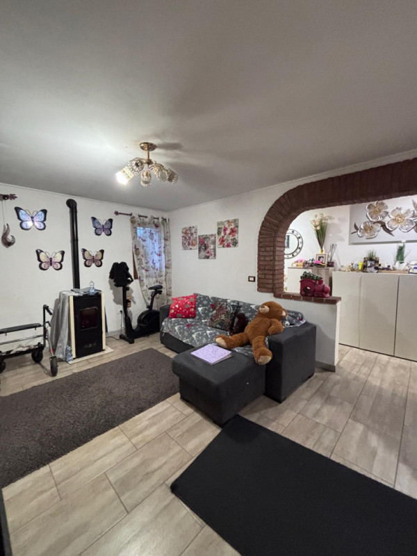 Scopri questa splendida casa a schiera centrale recentemente ristrutturata, situata in una delle ...