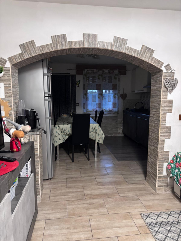 Scopri questa splendida casa a schiera centrale recentemente ristrutturata, situata in una delle ...