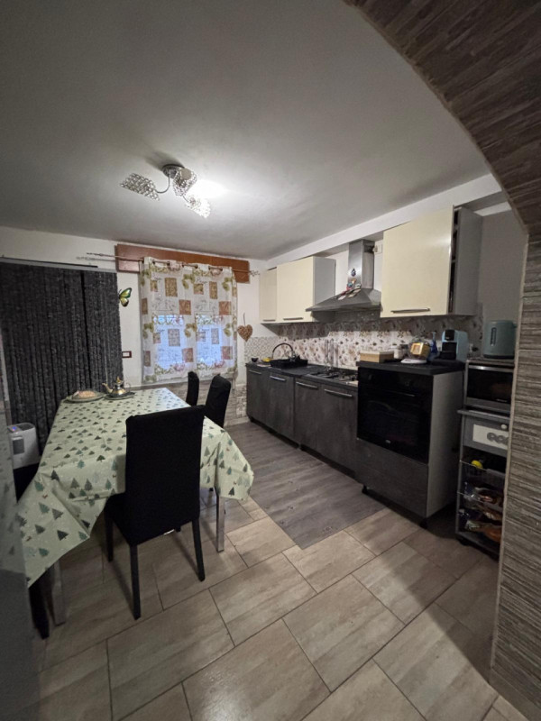 Scopri questa splendida casa a schiera centrale recentemente ristrutturata, situata in una delle ...