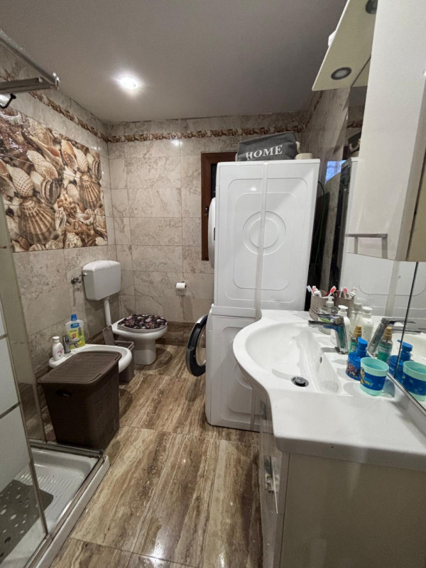 Scopri questa splendida casa a schiera centrale recentemente ristrutturata, situata in una delle ...