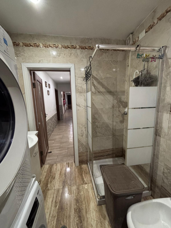 Scopri questa splendida casa a schiera centrale recentemente ristrutturata, situata in una delle ...