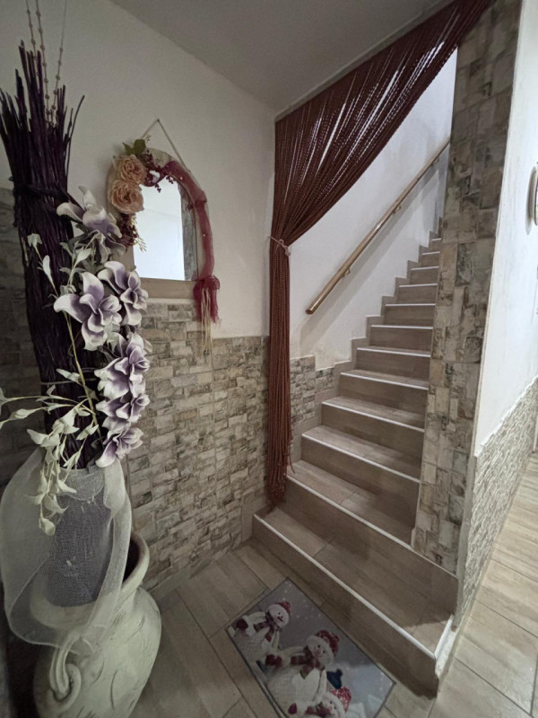 Scopri questa splendida casa a schiera centrale recentemente ristrutturata, situata in una delle ...