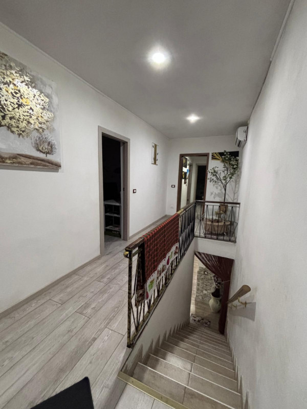 Scopri questa splendida casa a schiera centrale recentemente ristrutturata, situata in una delle ...