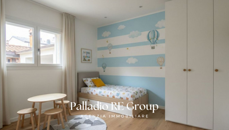 Proponiamo in vendita un affascinante e spazioso appartamento di circa 140 mq situato nell’esclus...