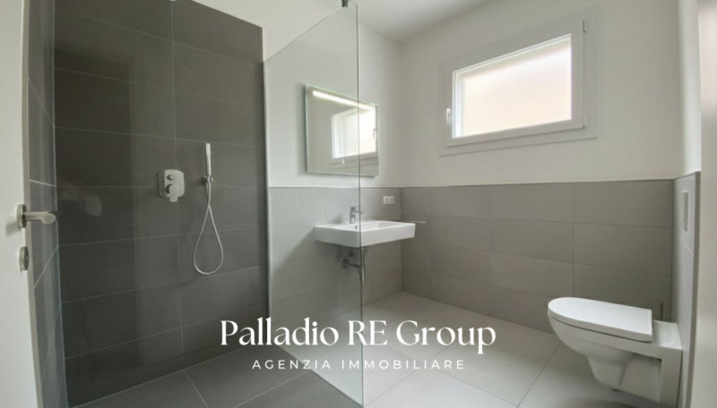 Proponiamo in vendita un affascinante e spazioso appartamento di circa 140 mq situato nell’esclus...