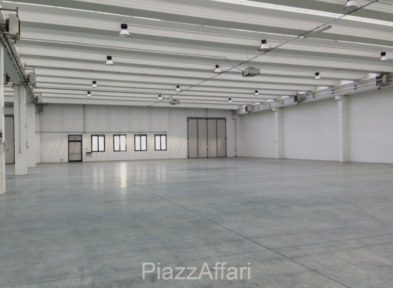 RIF. CAMPL6

* * * PREZZO RIBASSATO * * * 

Vendesi capannone di 355 mq (compreso uffici-bagni) +...