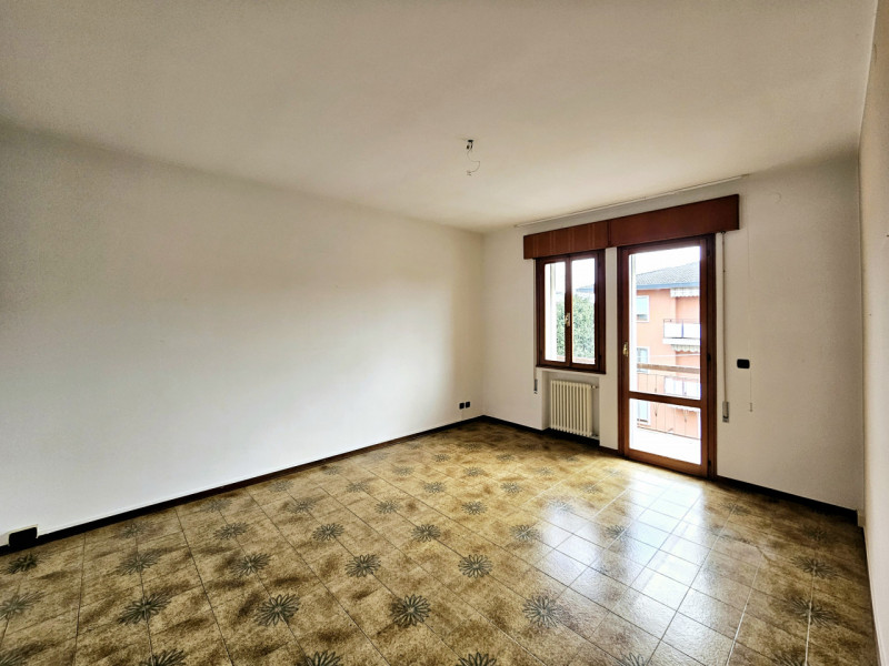 Proponiamo in vendita a Este, un ampio e luminoso appartamento situato al secondo piano. 
La solu...