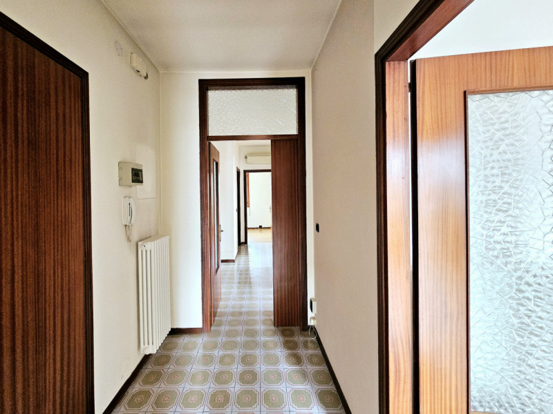 Proponiamo in vendita a Este, un ampio e luminoso appartamento situato al secondo piano. 
La solu...