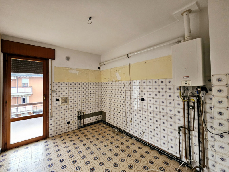 Proponiamo in vendita a Este, un ampio e luminoso appartamento situato al secondo piano. 
La solu...