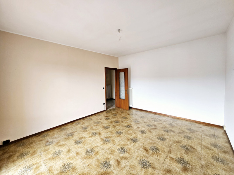 Proponiamo in vendita a Este, un ampio e luminoso appartamento situato al secondo piano. 
La solu...