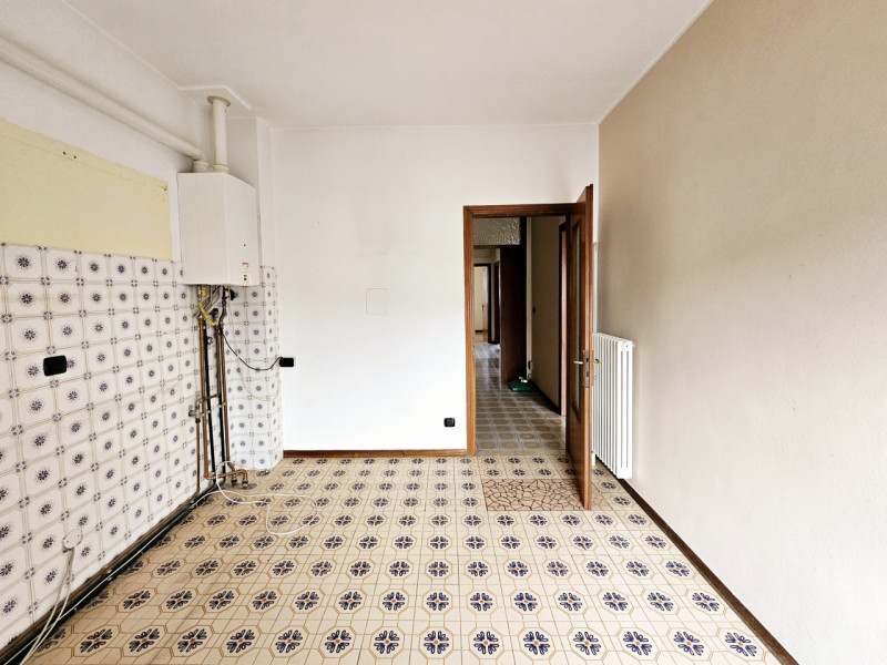 Proponiamo in vendita a Este, un ampio e luminoso appartamento situato al secondo piano. 
La solu...