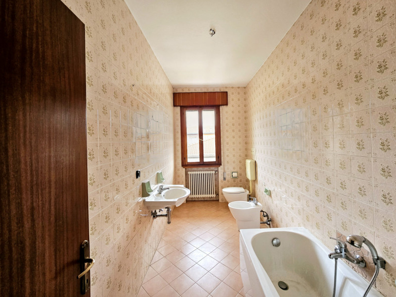 Proponiamo in vendita a Este, un ampio e luminoso appartamento situato al secondo piano. 
La solu...