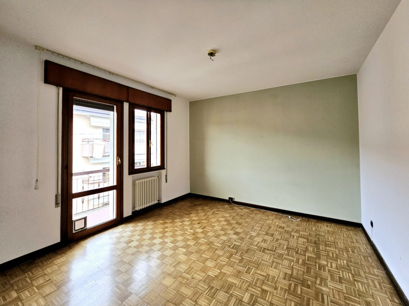 Proponiamo in vendita a Este, un ampio e luminoso appartamento situato al secondo piano. 
La solu...