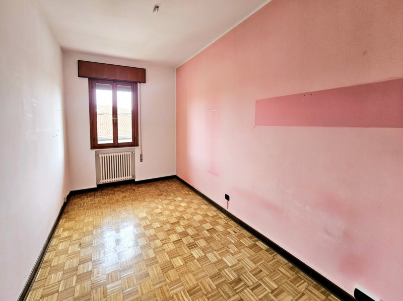 Proponiamo in vendita a Este, un ampio e luminoso appartamento situato al secondo piano. 
La solu...