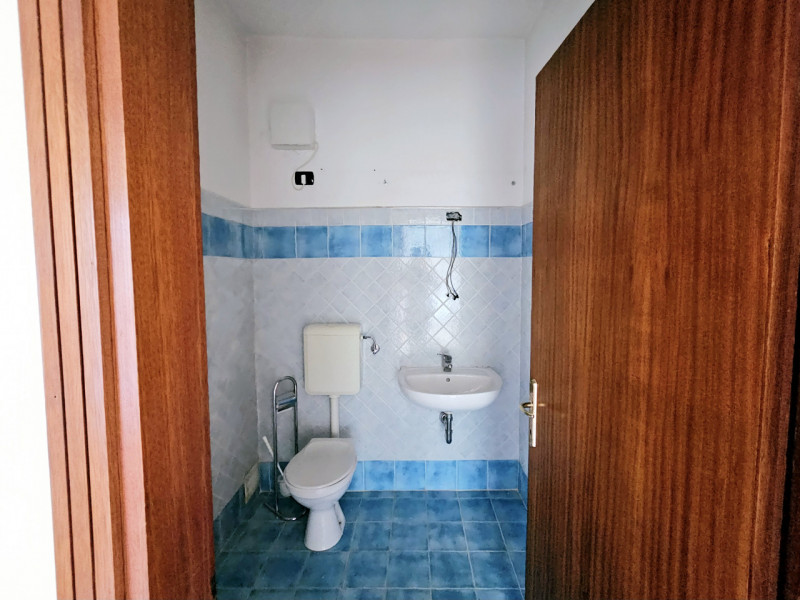 Proponiamo in vendita a Este, un ampio e luminoso appartamento situato al secondo piano. 
La solu...