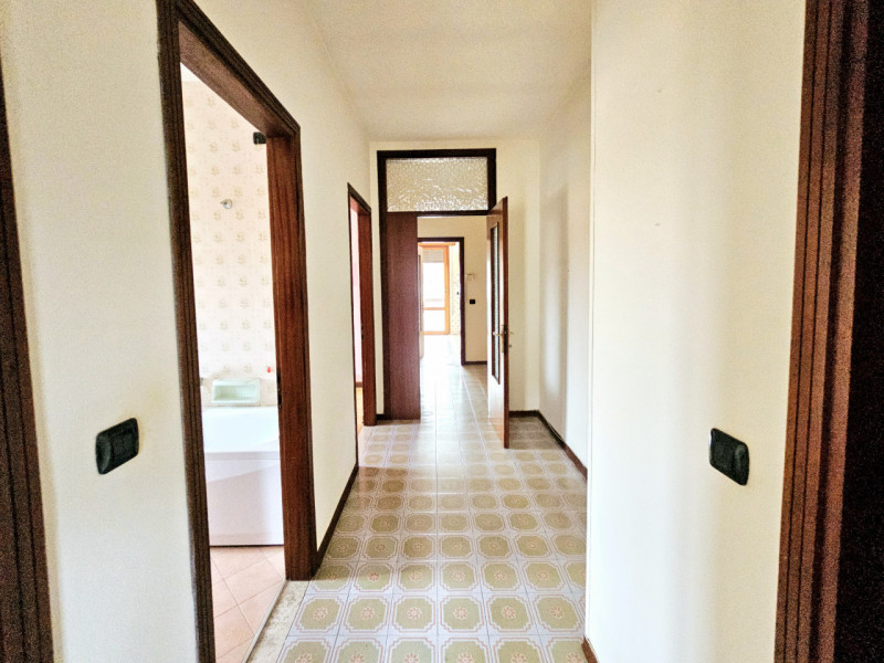 Proponiamo in vendita a Este, un ampio e luminoso appartamento situato al secondo piano. 
La solu...