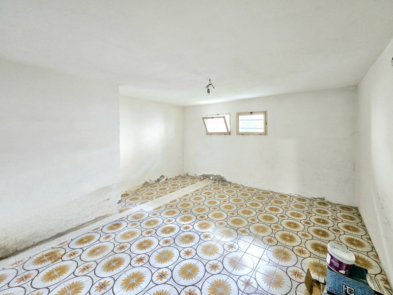 Proponiamo in vendita a Este, un ampio e luminoso appartamento situato al secondo piano. 
La solu...