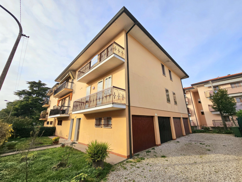 Proponiamo in vendita a Este, un ampio e luminoso appartamento situato al secondo piano. 
La solu...