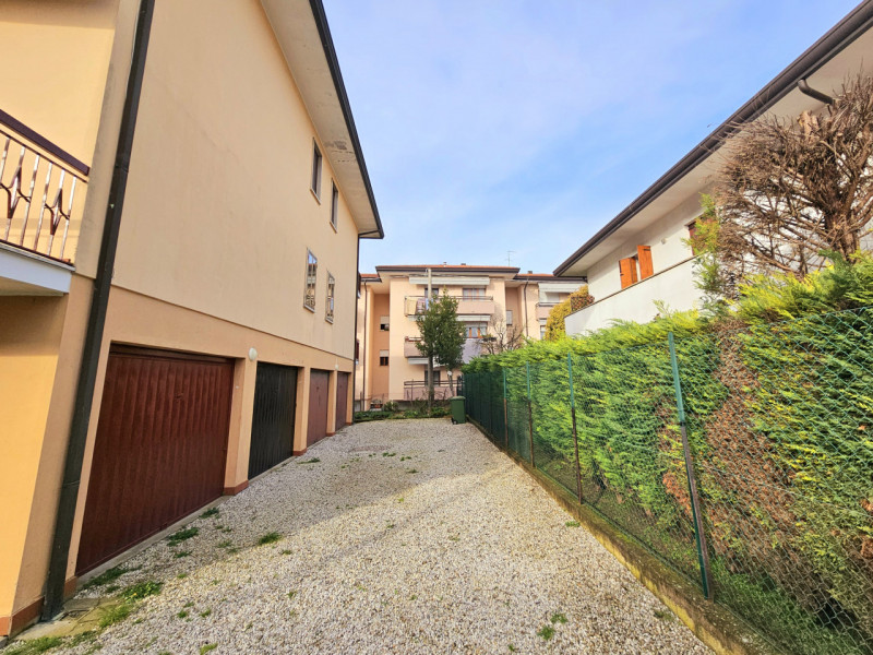 Proponiamo in vendita a Este, un ampio e luminoso appartamento situato al secondo piano. 
La solu...