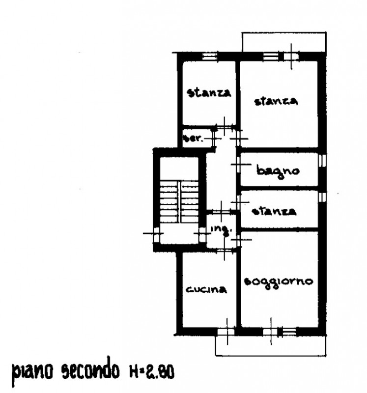 Proponiamo in vendita a Este, un ampio e luminoso appartamento situato al secondo piano. 
La solu...