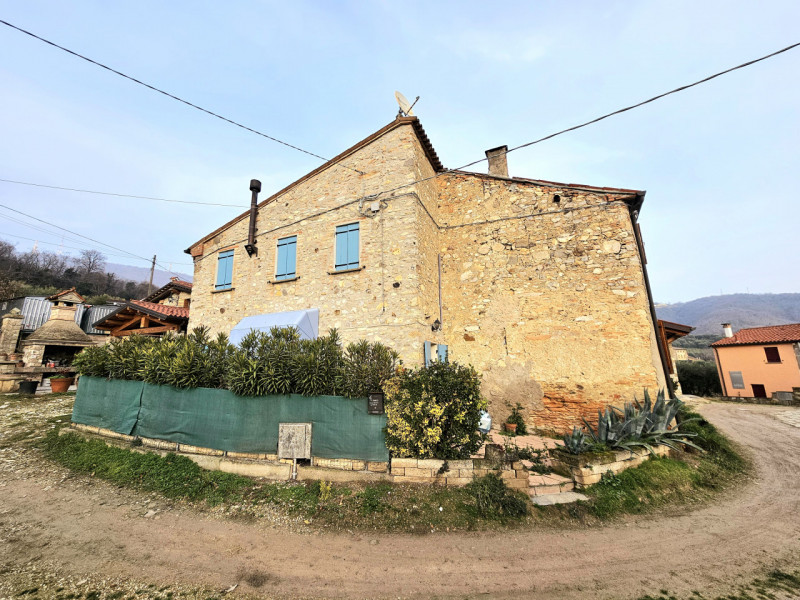 Nel cuore dei Colli Euganei, nella tranquilla località di Faedo frazione di Cinto Euganeo, propon...