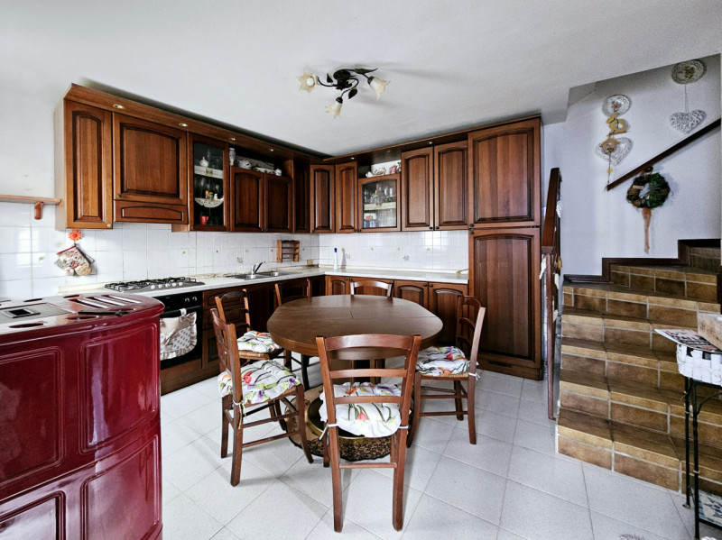 Nel cuore dei Colli Euganei, nella tranquilla località di Faedo frazione di Cinto Euganeo, propon...