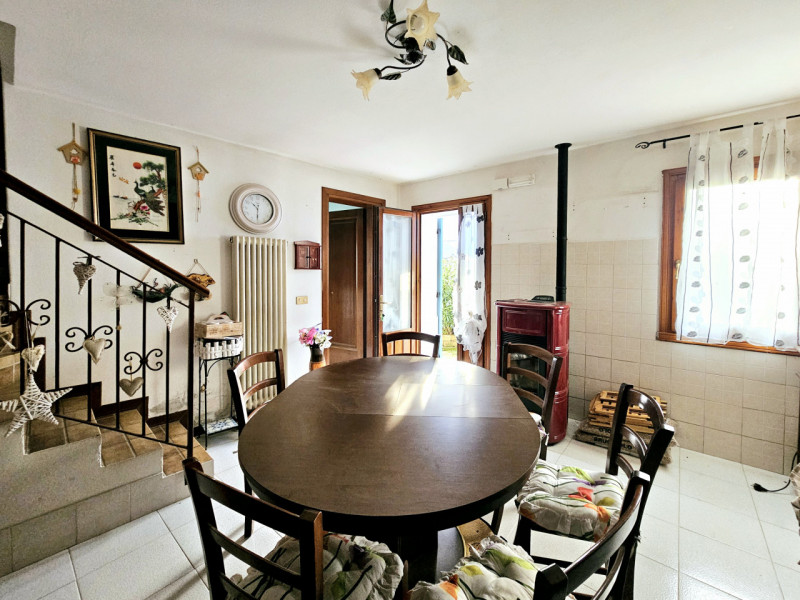 Nel cuore dei Colli Euganei, nella tranquilla località di Faedo frazione di Cinto Euganeo, propon...