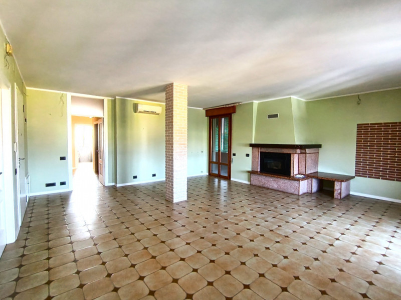 Rif. PS245
Se desideri vivere in un appartamento dalle generose dimensioni nel cuore di Piove di ...