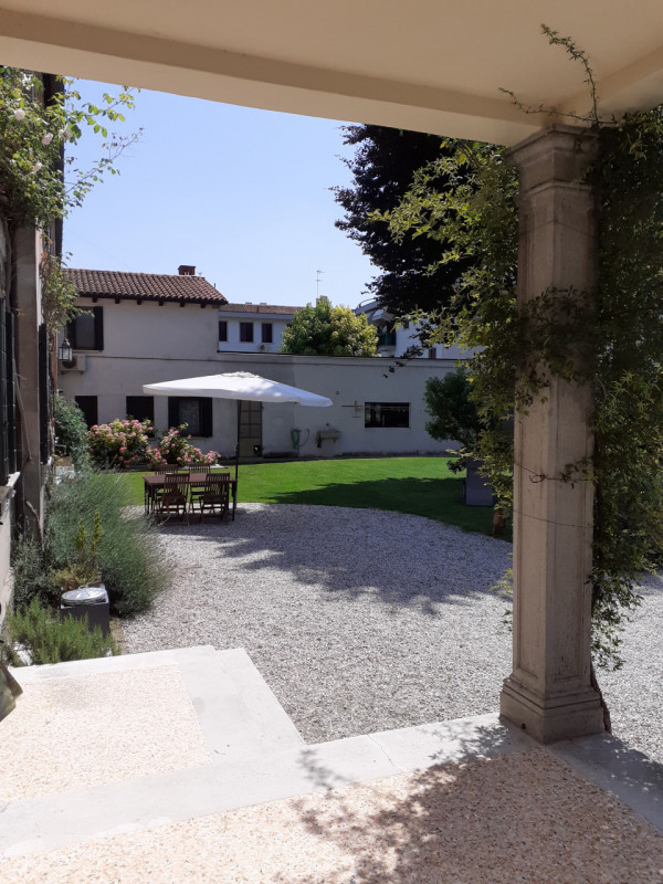 Mira centro, prospicente il Naviglio Brenta, villa storica in parte ristrutturata di complessivi ...