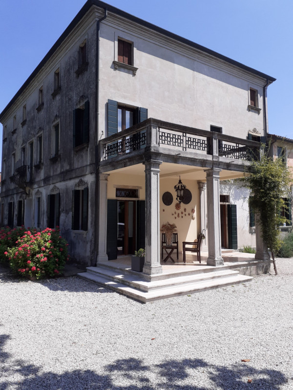 Mira centro, prospicente il Naviglio Brenta, villa storica in parte ristrutturata di complessivi ...