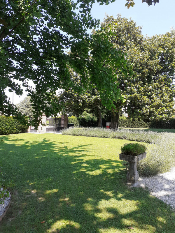 Mira centro, prospicente il Naviglio Brenta, villa storica in parte ristrutturata di complessivi ...