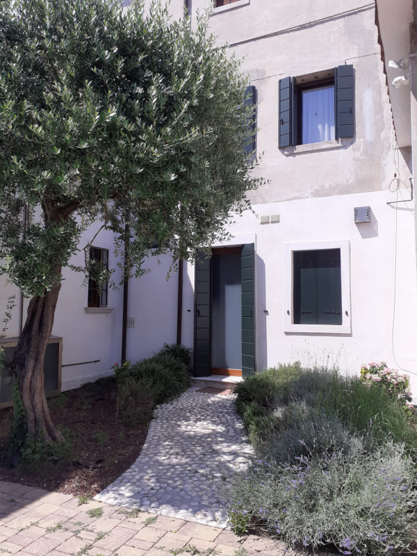 Mira centro, prospicente il Naviglio Brenta, villa storica in parte ristrutturata di complessivi ...