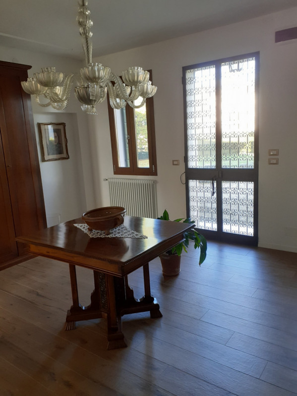 Mira centro, prospicente il Naviglio Brenta, villa storica in parte ristrutturata di complessivi ...